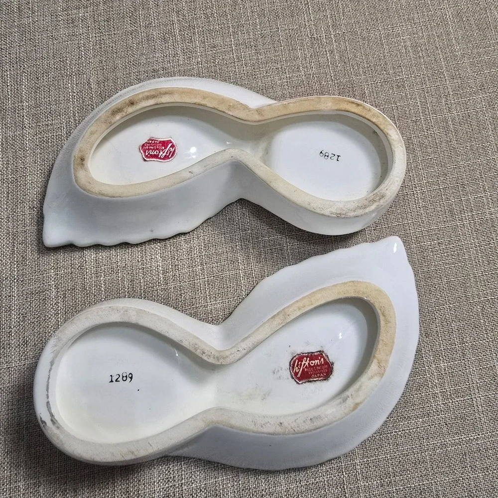Vintage RARE Lefton‎ Ceramic Salt and Pepper Shakers Bee Leaf Made in Japan Set